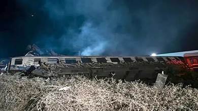  عربات قطار منقلبة اثر حادث اصطدام بين قطارين في وادي تامبه قرب لاريسا في اليونان 